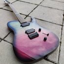 Elektrická kytara s tělem v přechodové barvě od modré přes fialovou po tmavě červenou s viditelnou strukturou dřeva. Nástroj má dva humbuckery, dva o…