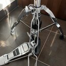 Detail chromovaného stojanu s nožním pedálem. Na pedálu je viditelný nápis BESSX. Povrch chromu vykazuje drobné odpady a známky opotřebení.