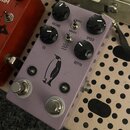 Lila efekt pedál s černými ovládacími knoflíky a dvěma stříbrnými spínači. Na povrchu jsou nápisy VOLUME, EQ, VIBRATO, CHORUS a SPEED, DEPTH, spolu s…