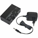 Černý napájecí adaptér s kabelením a připojená černá kovová krabička. Na krabičce jsou nápisy POWER ESHOO, ULTRA-COMPACT PHANTOM POWER SUPPLY a značk…