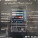 Fotografie zachycuje krabici s produktem TC-HELICON VOICELIVE Touch, což je vokalní procesor a looper. Na obalu je zobrazen přístroj s displejem, ovl…