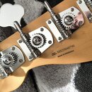 Detail zadní strany hlavy kytary z jasného dřeva s chromovanými ladicími kolíky. Na dřevě je černý nápis SERIAL NUMBER MX25040790 a pod ním MADE IN E…