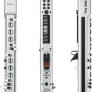 Tři pohledy na stříbrný digitální wind instrument. Na přístroji jsou viditelné nápisy „Createn“ a „AP-500 Pro“. Nástroj má bílý mouthpiece, displej s…
