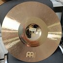Kruhové činely z kovaného kovu zlatavé barvy. Na povrchu je v dolní části žluté logo a nápis MEINL. Uprostřed se nachází bílá nálepka s kódem HN14360…