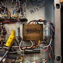 Interiér kovového šasi s elektronickými komponenty, včetně transformátoru a dvou vakuových elektronek. Na šasi je modrým inkoustem napsáno „Dave Cart…