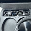 Černé pouzdro s vnitřním polstrováním, ve kterém jsou uložena černá sluchátka a dva svazky černých kabelů. Na jednom z kabelů je viditelný nápis B&O…