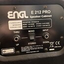 Záběr na zadní štít černého kytarového cabinetu s bílým logem ENGL a nápisem E 212 PRO Speaker Cabinet. Štít obsahuje technické specifikace: LOADED W…