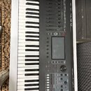 Černý digitální klavír značky Roland s modelem FANTOM. Nástroj má standardní klávesnici a ovládací panel s displejem, posuvníky, tlačítky a knoflíky.…