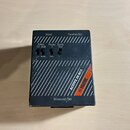 Černý kovový box s nápisy Input, Parallel Out a Balanced Out. Na horní straně jsou tři přepínače s popisky Atten. Off 20dB / On 40dB, Phase 0 / Rev a…