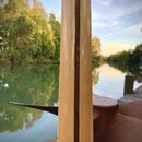 Detailní záběr na hmatník a krk strunového nástroje z hladkého, světlého dřeva. Povrch je lakovaný a vykazuje vysoký lesk. Na fotografii nejsou žádné…