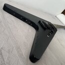 Černá elektrická kytara s matným povrchem a atypickým, ostroúhlým tvarem těla. Nástroj je vybaven černým mostem a dvěma ovládacími knoflíky. Na těle…