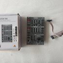 Na fotografii je moduly Eurorack v krabici a vedle ní. Modul má šedý panel s nápisy ENVELOPE 1, ENVELOPE 2 a LFO, vybavený několika potenciometry, př…