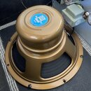 Zlatavý reproduktor s kovovým rámem a magnetem. Na horní straně magnetu je modrá nálepka s bílým a zlatým textem: CELESTON, G10, ALNICO, Gold. V doln…