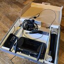 V kartonové krabici se nachází sada bezdrátového mikrofonu. Obsahuje černý přijímač s nápisem MICROPHONE RECEIVER a logem skytec, model STWM122, čern…