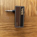 Kytarový kabel s konektorem v hnědém a černém provedení. Na povrchu je zlatým nápisem značka VOX a model AC30. Povrch hnědé části má kosočtvercový vz…