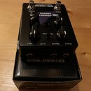 Černý kytarový efekt s nápisem CARL MARTIN a podtitulem DUAL COMPRESSOR LIMITER. Na horní straně jsou dva kovové spínače s popisky Bypass a Select, č…