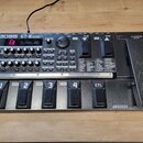 Černý kytarový procesor s nápisem BOSS GT-8 GUITAR EFFECTS PROCESSOR. Zařízení obsahuje ovládací knoflíky, tlačítka a pět spodních spínacích pedálů s…