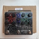 Stříbrný efektový pedál s nápisem electro-harmonix a MULTI EFFECT. Zařízení obsahuje tři sekce označené jako MEMORY TOY, NEO CLONE a METAL MUFF, s od…