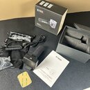 Sada mikrofonu značky SYNCO, obsahující černý bezdrátový mikrofon s větrovým chráničem, USB kabel a černý látkový vak. Součástí je originální černé b…