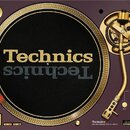 Gramofon s tmavě fialovým povrchem a zlatými prvky. Na černém talíři je vidět nápis Technics, který se v dolní části zrcadlově opakuje. V pravé části…