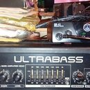 Černý basový zesilovač s nápisem ULTRABASS a označením BXD3000H 300-WATT 2-CHANNEL BASS AMPLIFIER HEAD. Na pravé straně je logo a název značky behrin…