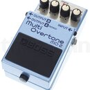 Světle modrý kytarový efekt pedál značky BOSS. Na horní straně je nápis Multi Overtone MO-2 a čtyři ovládací knoflíky. Jsou zde označení OUTPUT B, OU…
