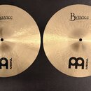 Dvě zlatavé činely z bronzu s viditelným broušením. Oba mají nápisy Byzance a logo MEINL s velkým písmenem M. Na levém činele je text 14" Thin Hihat,…