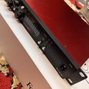 Černý rackový zvukový rozhraní s červeným horním panelem. Na přední straně je nápis Scarlett Octo Pre a logo Focusrite u vypínače POWER. Zařízení obs…