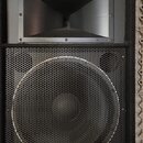 Černý reproduktor s kovovou mřížkou a hornem ve horní části. Na hornu je nápis Extra Band a v pravém dolním rohu logo YAMAHA. V dolní části mřížky je…