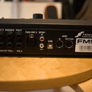 Zadní panel černého elektronického zařízení s nápisem FRACTAL AUDIO SYSTEMS a modelem FM9. Jsou zde vidět různé konektory, včetně výstupů OUT 2, OUT…