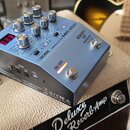 Modrý kytarový efekt BOSS MODULATION MO-200. Zařízení má digitální displej zobrazující červeně číslo 33, několik ovládacích knoflíků a přepínačů. Na…