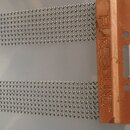 Detailní záběr na mechanismus pružin snare drum. Kovová měděná lišta nese svislý nápis PURESOUND™. K liště jsou připojeny řady kovových pružin, které…