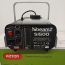 Černý kouřový stroj s rukojetí z kovového trubkového profilu a průhlednou nádrží na kapalinu. Na přední straně je nápis beamZ, webová adresa www.beam…