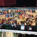 Fotografie zachycuje vnitřek elektronického zařízení s plošnicí, na které jsou připájena kondenzátory, rezistory a další komponenty. Na desce je vidi…