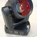 Černý LED moving head reflektor s červeným sklem čočky. Na spodním ovládacím panelu je digitální displej a čtyři ovládací tlačítka s nápisy MENU, UP,…