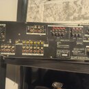 Zadní strana černého audio receiveru s mnoha konektory a přepínači. Na přístroji jsou viditelné nápisy SONY, MODEL NO. STR-DE605 a SERIAL No. 5534693…