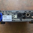 Zadní strana černého zesilovače značky Quilter. Na štítku jsou uvedeny údaje: Model BA33 BLOCK 800, Serial 0119A27295 a výrobce Quilter Labs, LLC. Za…
