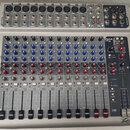 Stříbrný mixážní pult s modrými a červenými ovratovými knoflíky. V pravém horním rohu je nápis PV14 USB a v pravém dolním rohu logo Peavey. Zařízení…