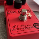 Červený efektový pedál s nápisem BIG MUFF 2 a DUAL RAT. Na spodní části je uveden text electro-harmonix NEW YORK CITY, USA a podpis R.E. muer. Pedál…