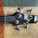 Černá hlava basové kytary s chromovanými ladičkami. Na čele je bílý nápis Ibanez a SOUNDGEAR, na hmatníku je vložka s nápisem Ibanez. Povrch laku vyk…