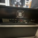 Zadní strana černého kytarového zesilovače s kovovou mřížkou ventilátoru uprostřed. V dolní části je panel s ovládacími prvky, konektory a nápisem Ma…