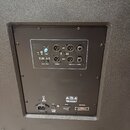 Zadávací panel černého reproduktoru s ovládacími prvky a konektory. Jsou zde nápisy STOP, LINE, LEVEL, FILTER, PHASE, OUTPUT, LEFT, RIGHT, LINE a LIN…