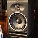 Černý studiový monitor s logem FOCAL v horní části. Na spodním okrahu je nápis FOCAL PROFESSIONAL - CMS 50, vedle kterého se nachází zelená kontrolka…