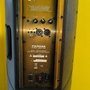 Zadní strana zlatého reproduktoru značky the box PRO SPEAKER. Na panelu jsou nápisy PA302A, POWER: 300W+100W a ACTIVE 2 WAY FULL RANGE ELECTRONIC COM…