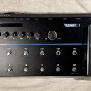 Černý kytarový procesor s nápisem FIREHAWK FX a logem LINE 6. Zařízení obsahuje displej, šest otočných ovladačů s popisky DRIVE, BASS, MID, TREBLE, F…