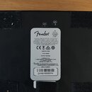 Fotografie zachycuje spodní stranu černého zařízení s nalepeným bílým štítkem. Na štítku je logo Fender, nápis MADE IN CHINA, TYPE: PR5680 a sériové…