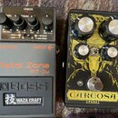Dvě kytarové efektní pedály vedle sebe. Levý je černý s oranžovými nápisy Metal Zone MT-2w, logem BOSS a nápisem WAZA CRAFT. Pravý je černý s žlutým…