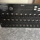 Zadávací panel černého digitálního mixu PreSonus STUDIOLIVE RM32. Jsou zde viditelné vstupy s nápisy Inputs (číslované 1 až 32), USB port, konektory…