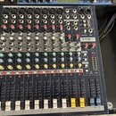 Tmavý mixovací pult značky Soundcraft, model EPM 8. Obsahuje osm vstupních kanálů s ovládacími knoflíky a posuvníky, pravý sekce STEREO 1, STEREO 2 a…