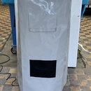 Šedý, vakuový nebo plastový kryt na hudební nástroj. Povrch je vrásčitý a v horní části obsahuje průhlednou kapsu na dokumenty. Ve spodní části je um…